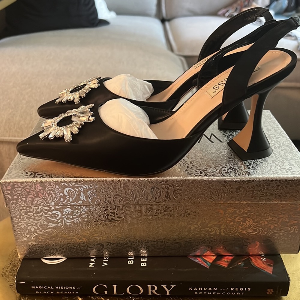Wet Kiss Satin Pumps - Picture 4 of 7
